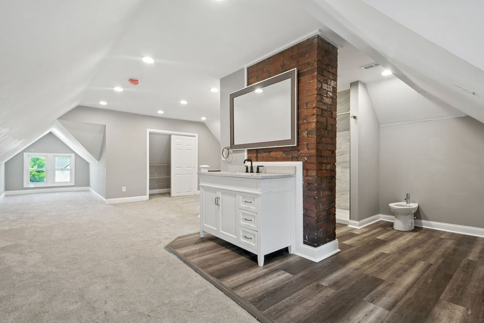 Columbus Apartment: 166-170 Dakota Ave