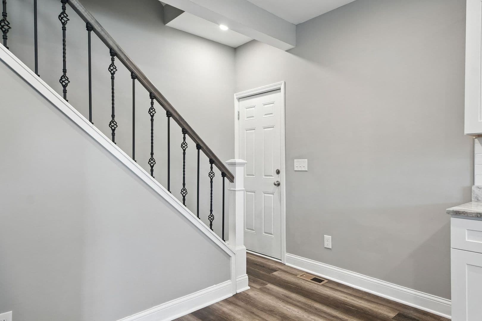 Columbus Apartment: 166-170 Dakota Ave