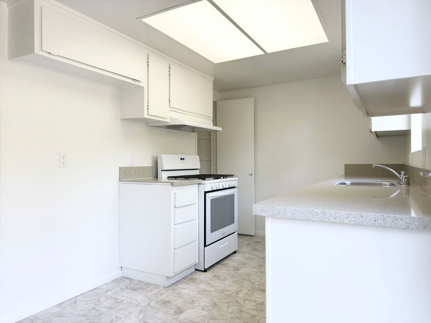 Oceanside Townhome: 2104 Via Sonora