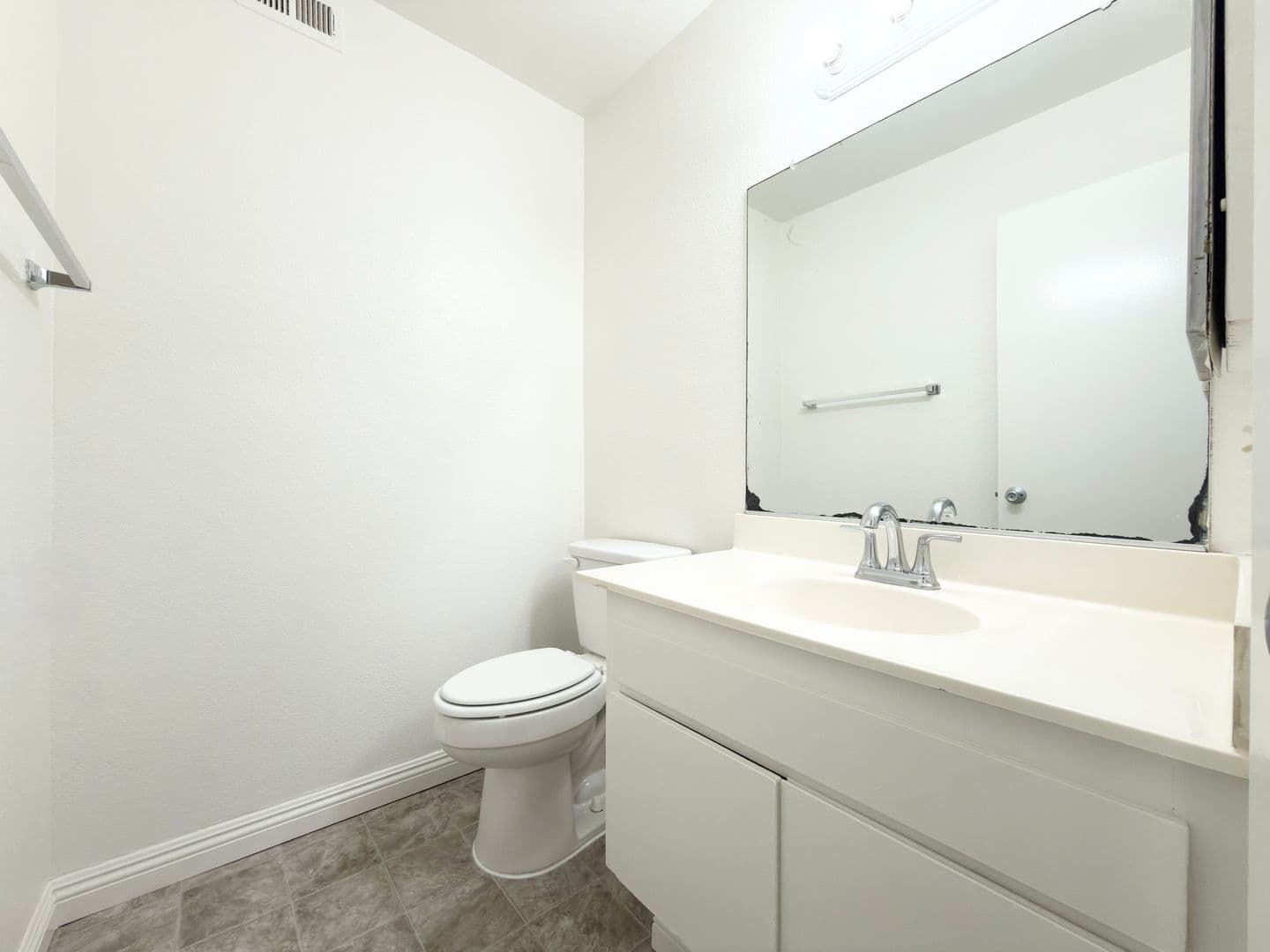 Oceanside Apartment: 2140 Via Camino Verde