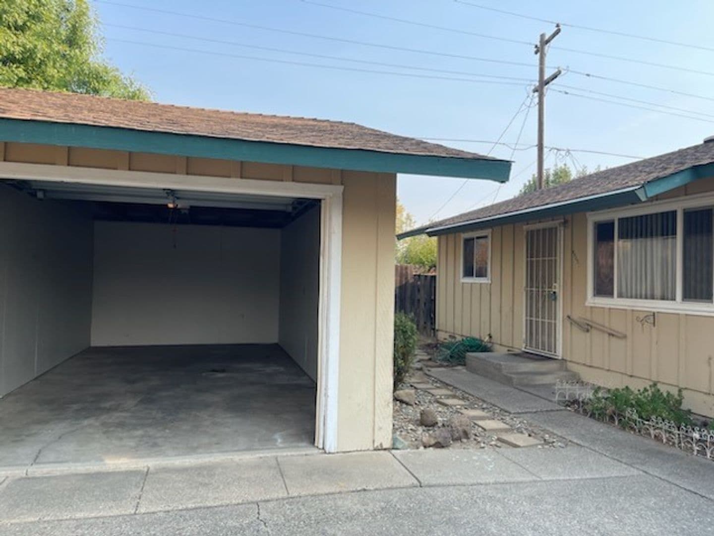 Anderson Apartment: 3260-3290 Stingy Lane