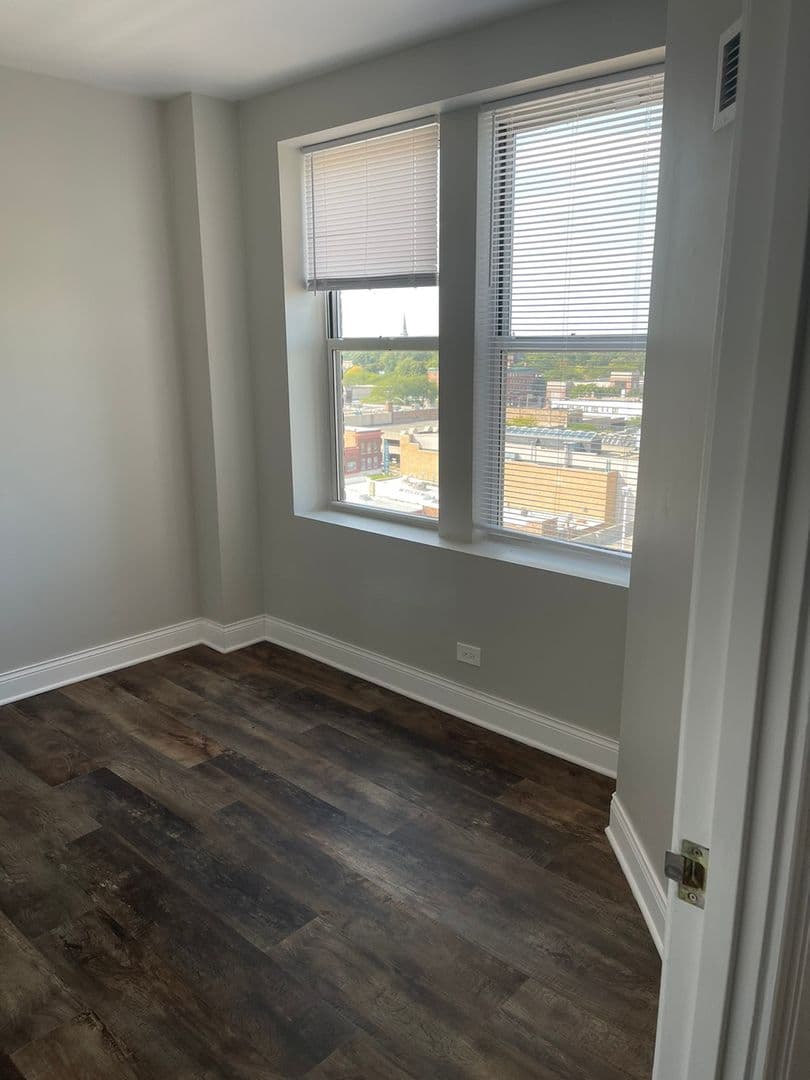 Waukegan Apartment: 10 N Sheridan Rd.