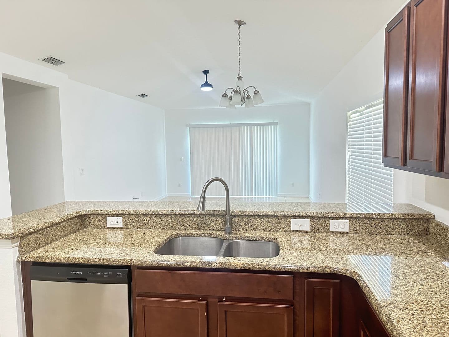 Groveland House: 477 Kestrel Dr