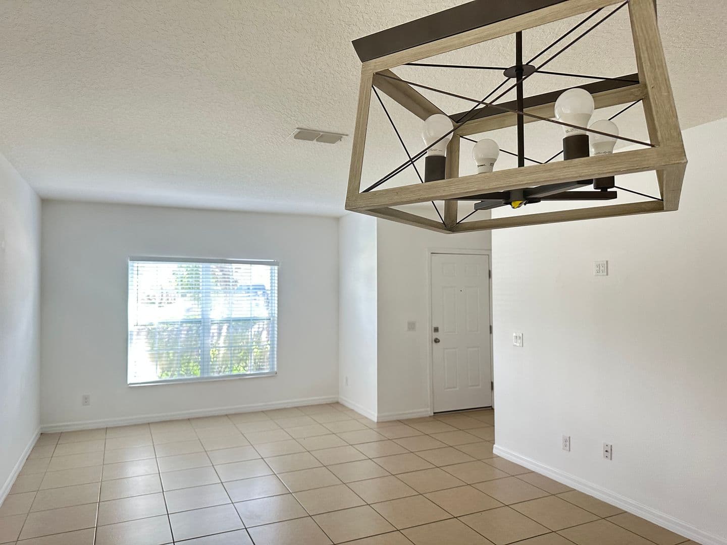 Groveland House: 477 Kestrel Dr