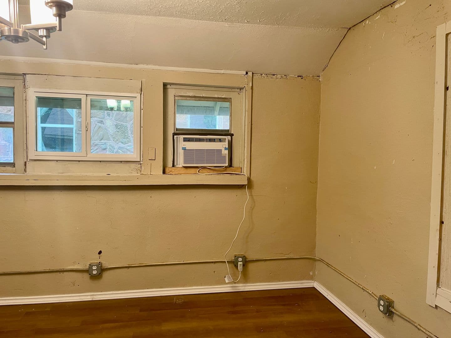 Denison Apartment: 2711 W Walker St