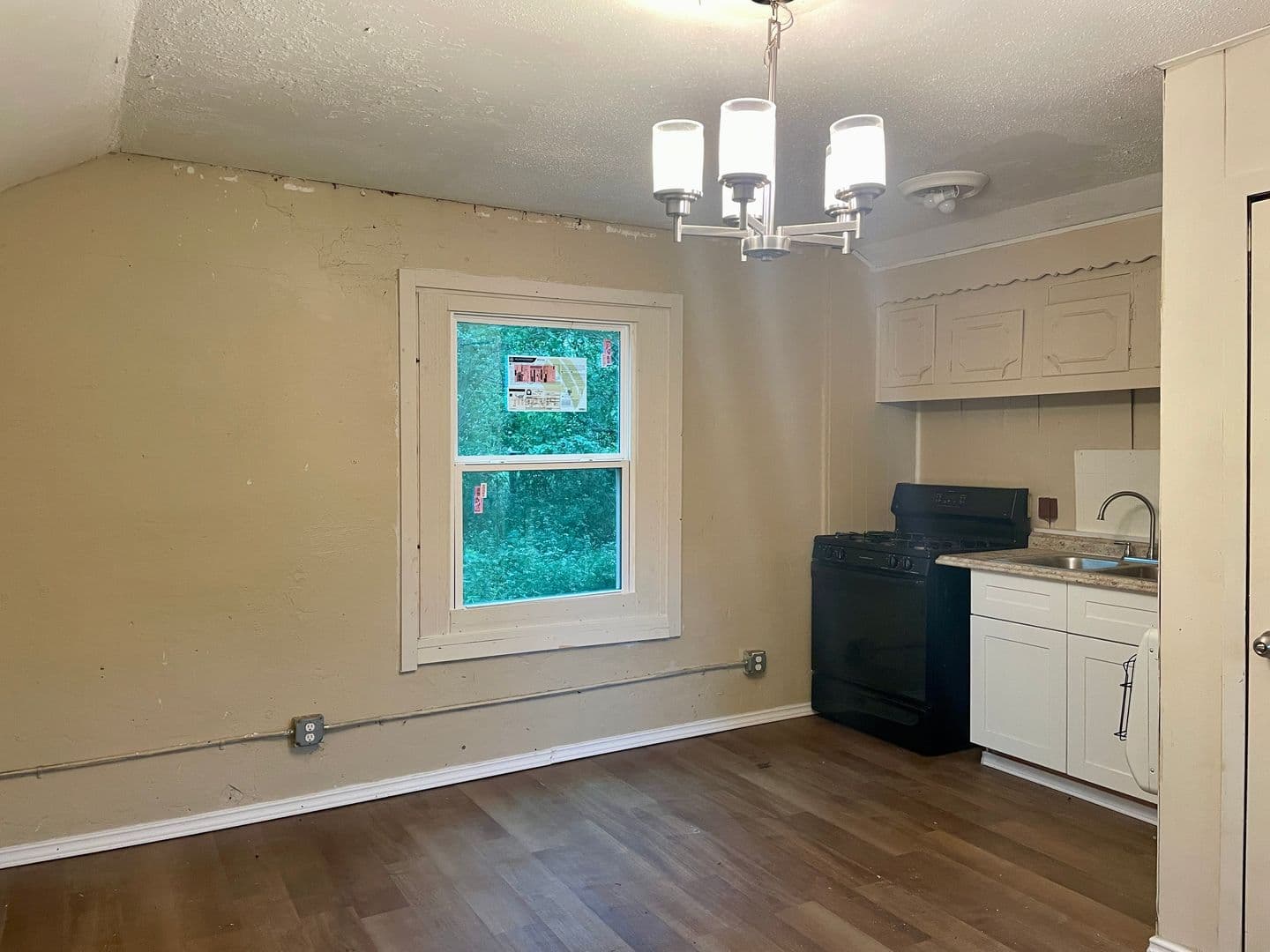Denison Apartment: 2711 W Walker St