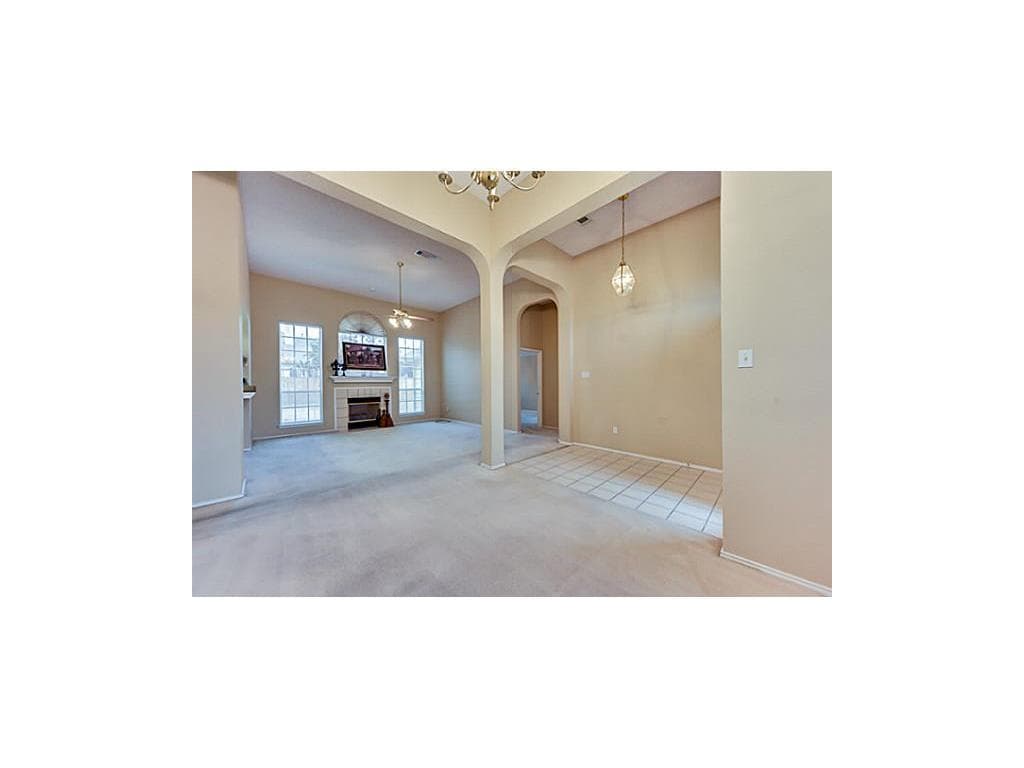 Arlington House: 214 E Lynn Creek Dr