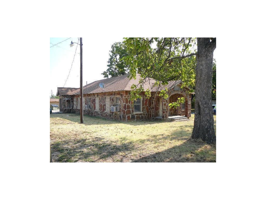 Denison Apartment: 2711 W Walker St