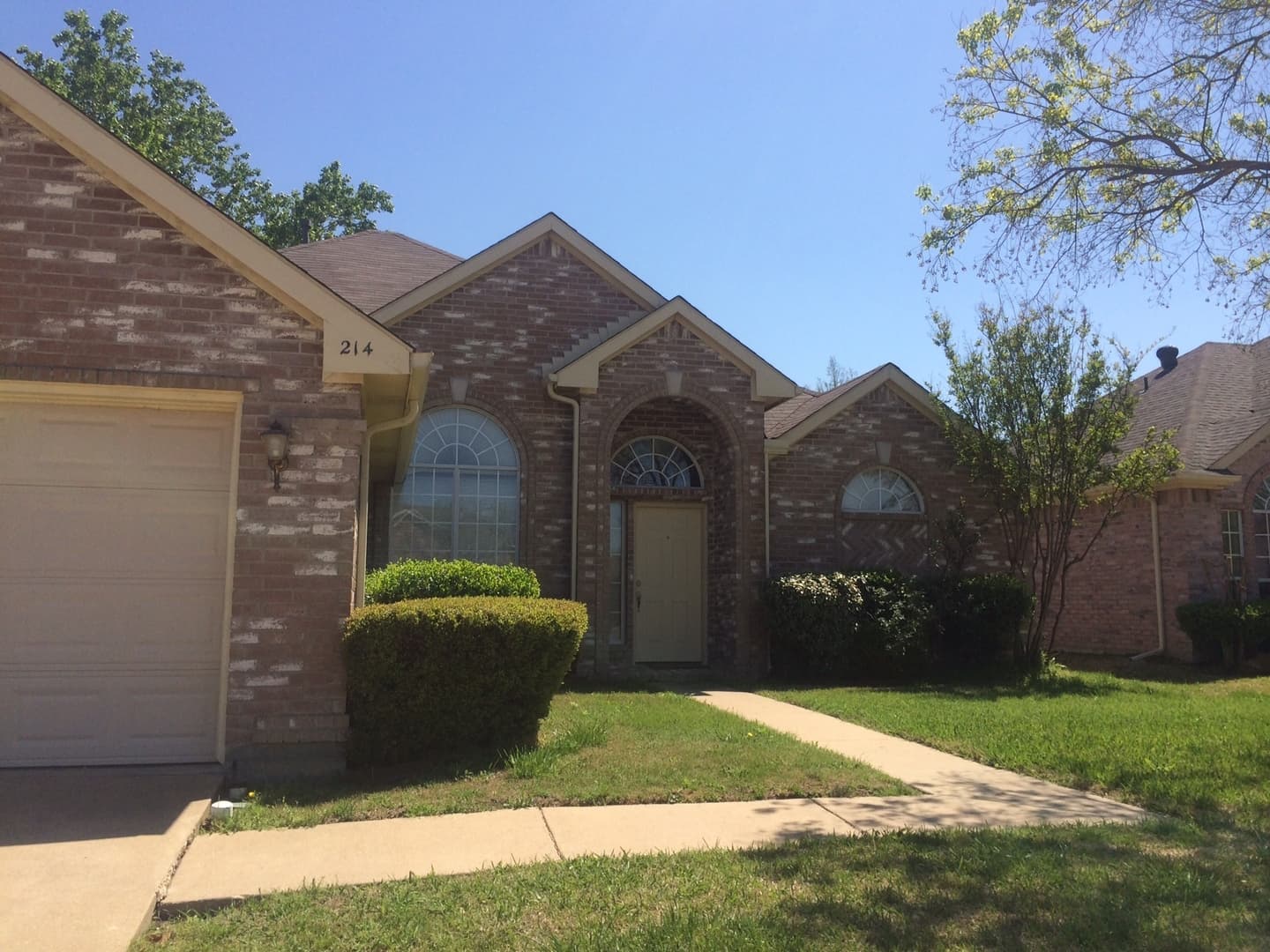 Arlington House: 214 E Lynn Creek Dr