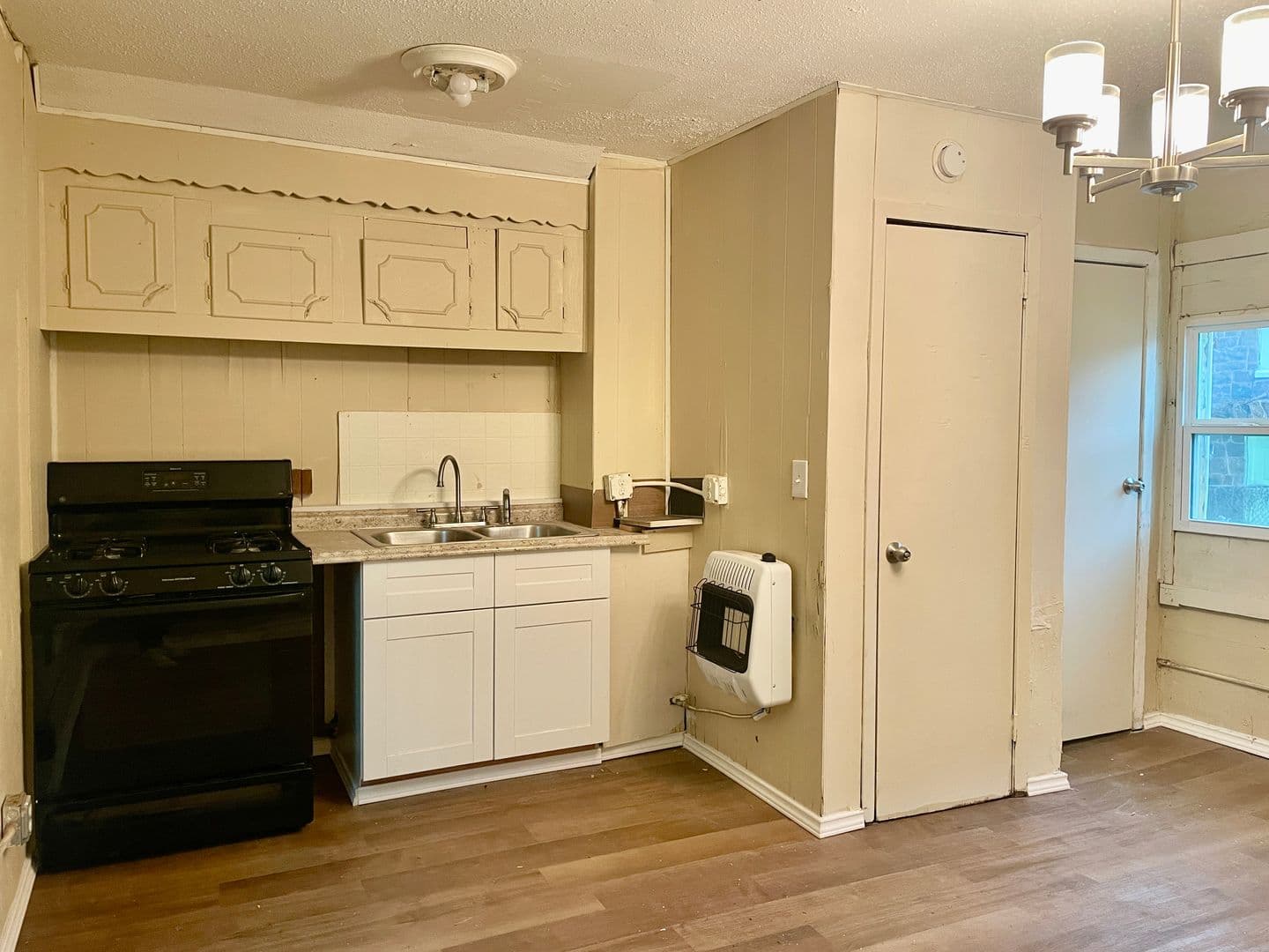 Denison Apartment: 2711 W Walker St