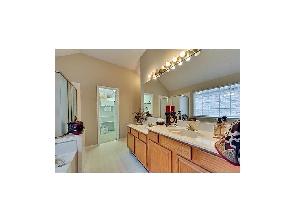 Arlington House: 214 E Lynn Creek Dr