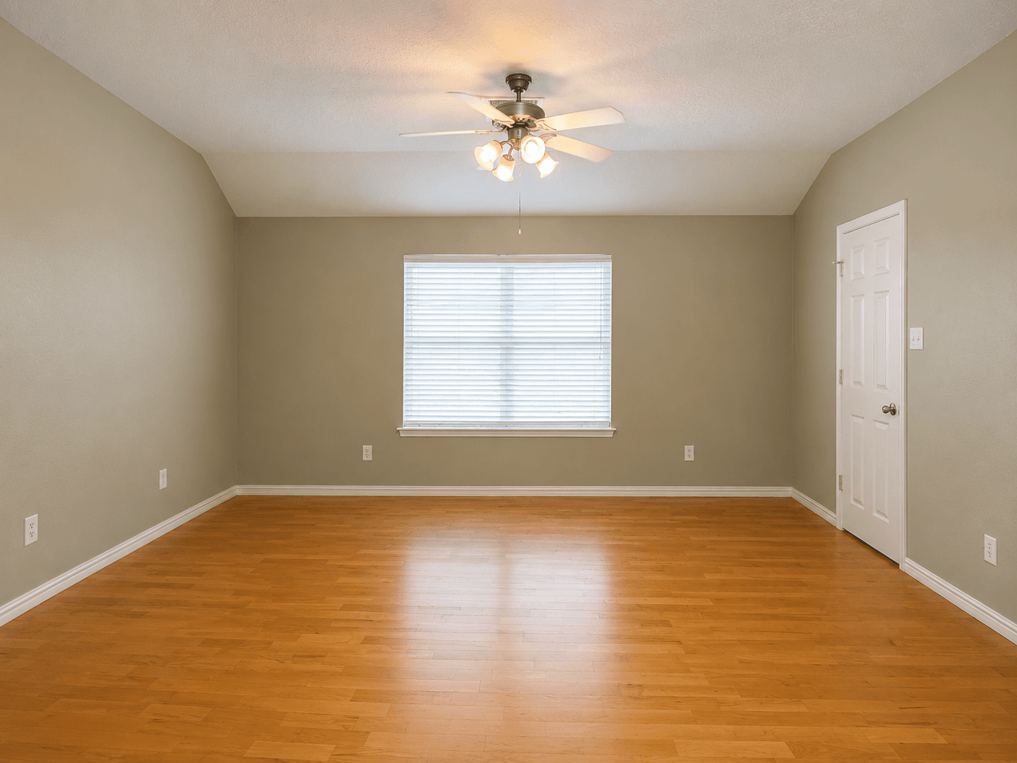 Fresno House: 2119 Hawthorne Brook
