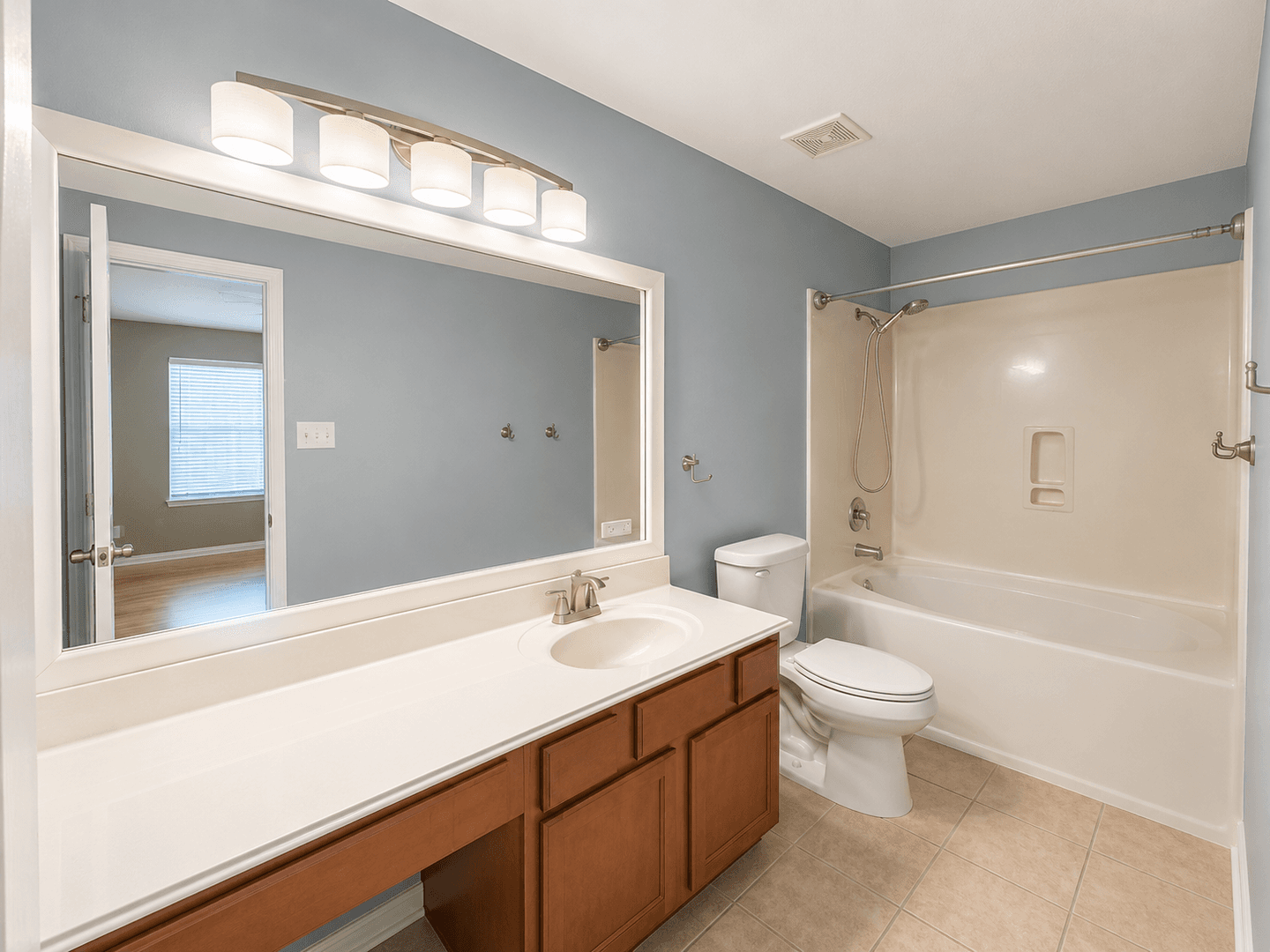 Fresno House: 2119 Hawthorne Brook