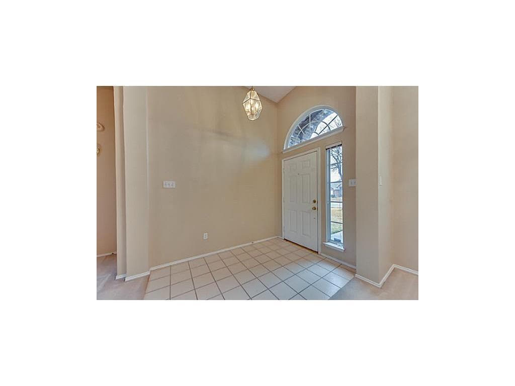 Arlington House: 214 E Lynn Creek Dr