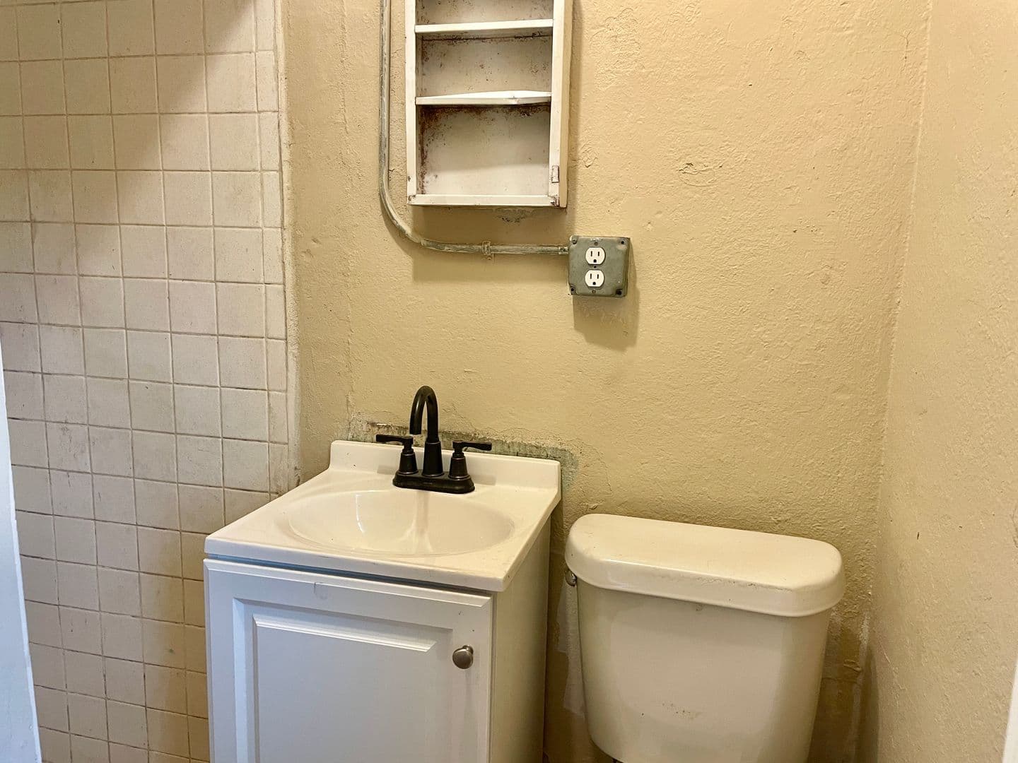 Denison Apartment: 2711 W Walker St