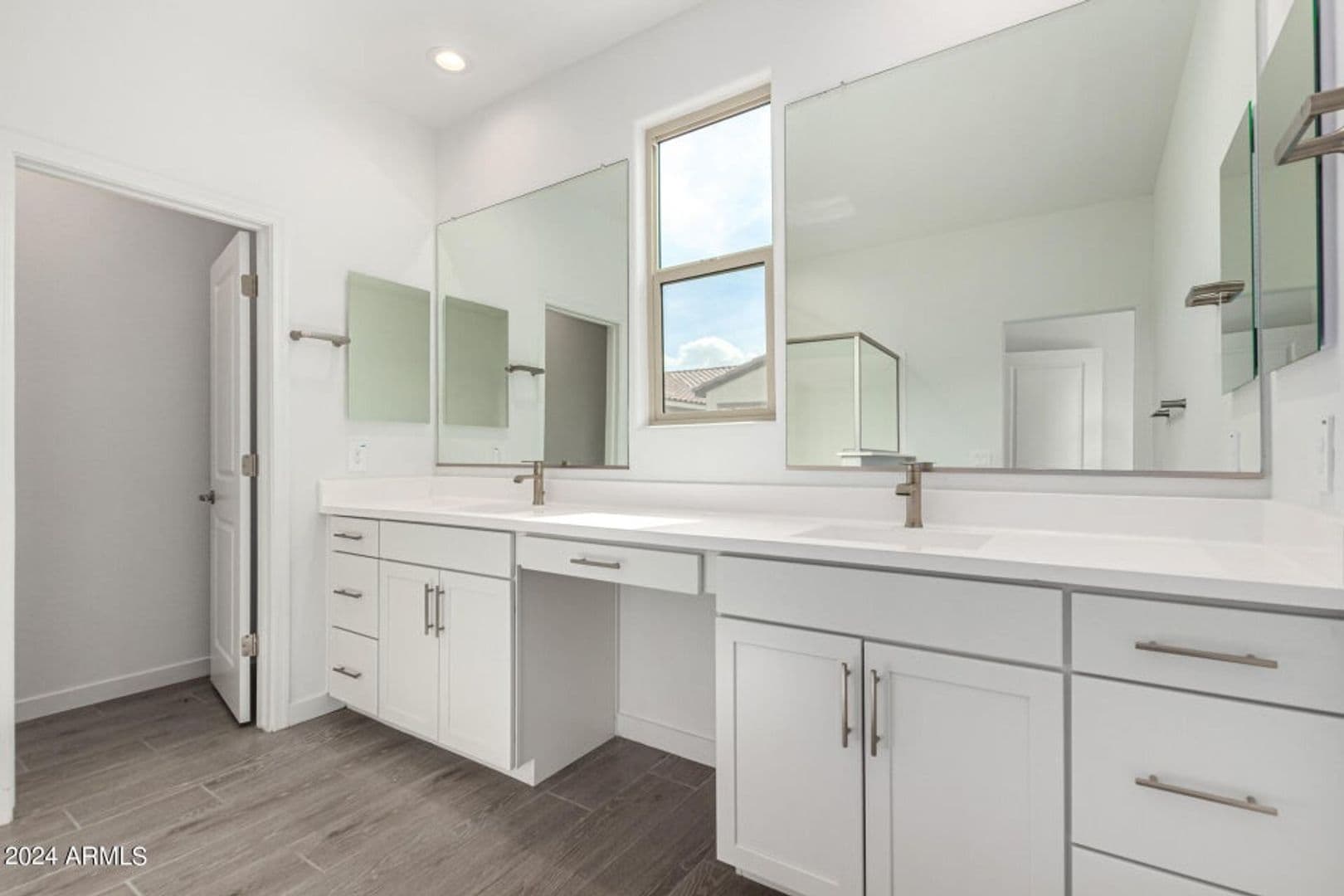 Avondale House: 10773 W Baden St