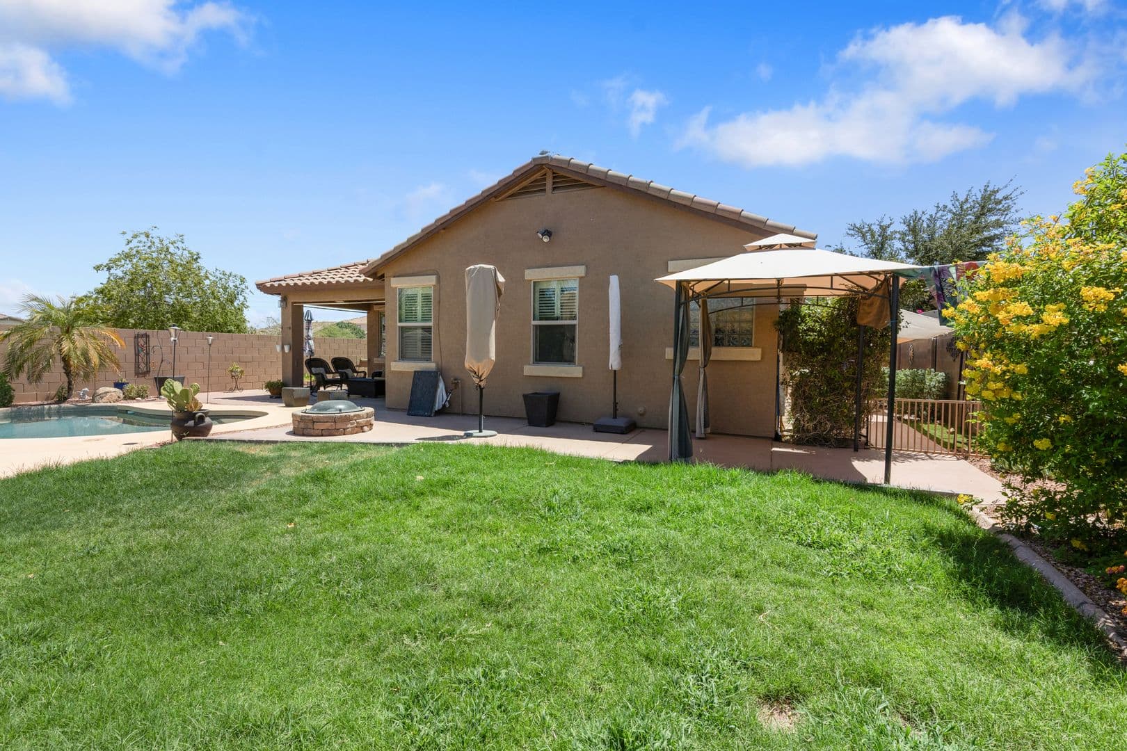 Gilbert House: 2992 E Ravenswood Dr