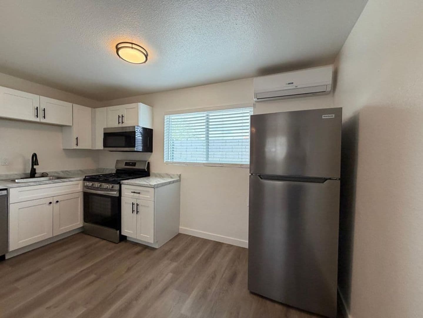 Phoenix Townhome: 1027 E Dunlap Ave #4