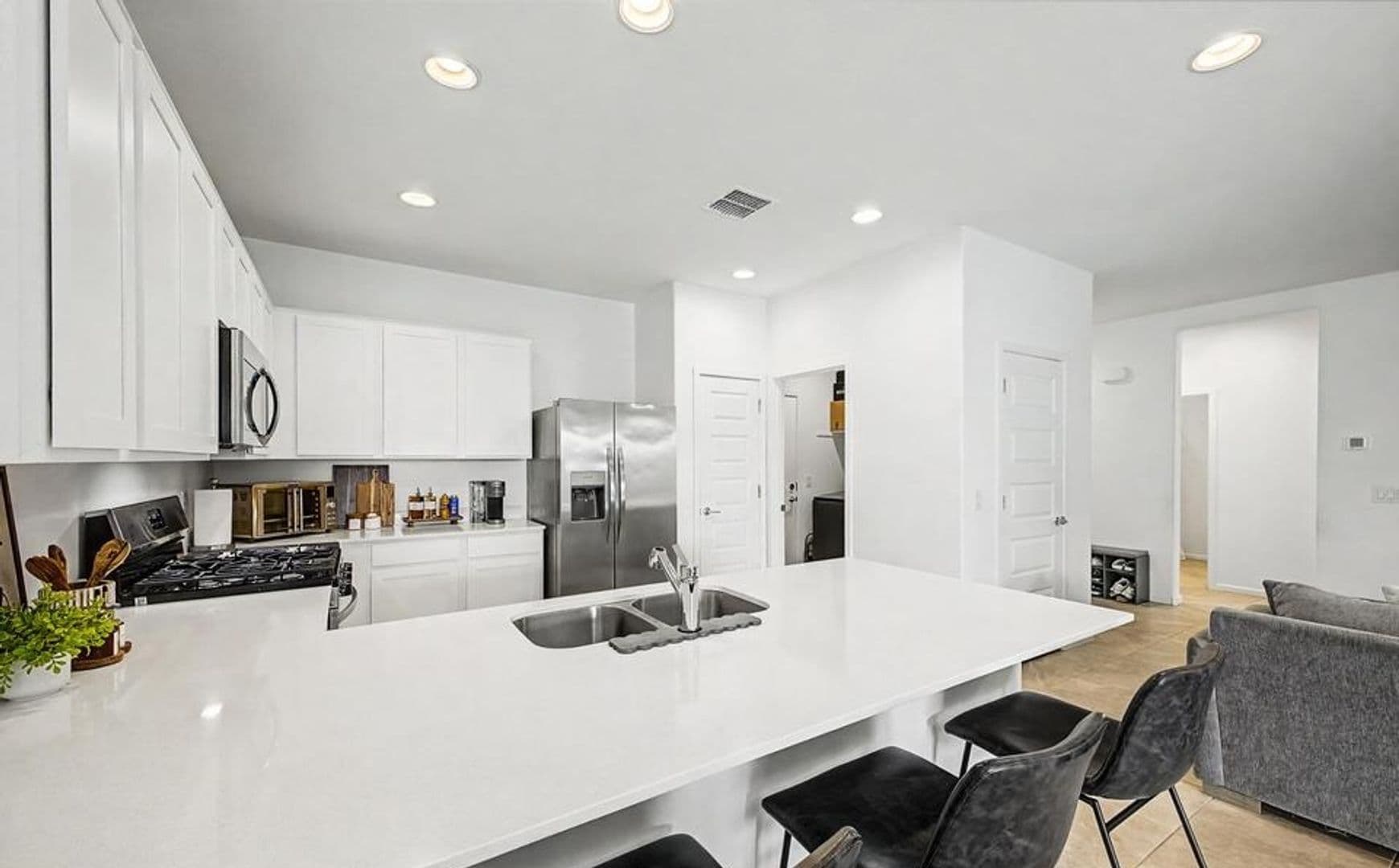 Goodear House: 15587 W KENDALL ST