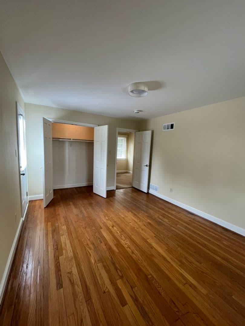 Kensington House: 4408 Glenridge St.