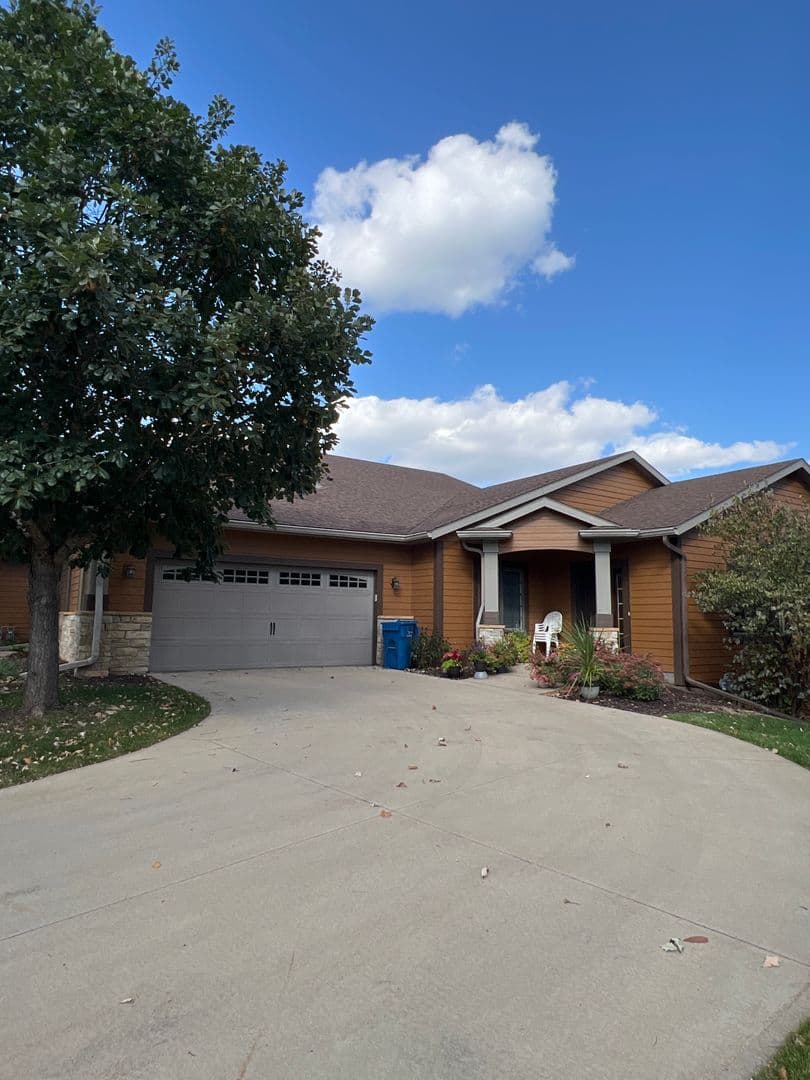 Rochester House: 694 Panorama Cir NW