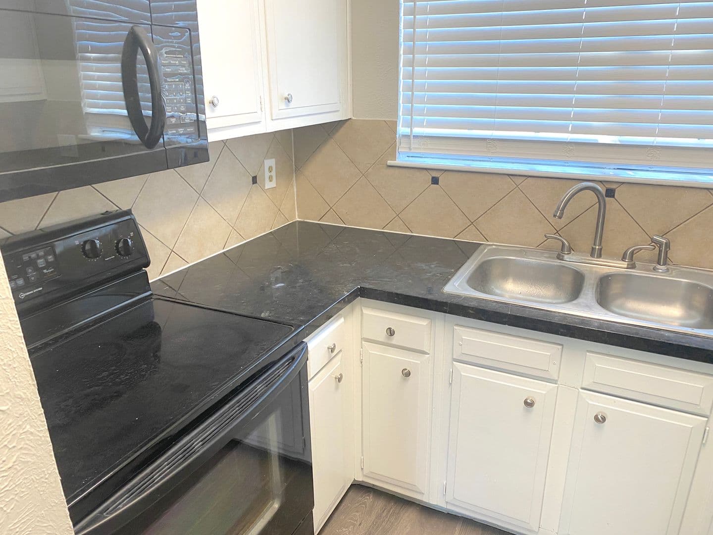 HOUSTON Townhome: 6620 WESTWICK DR.