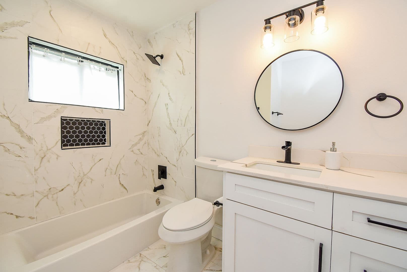 Houston House: 5019 Stillbrooke Dr