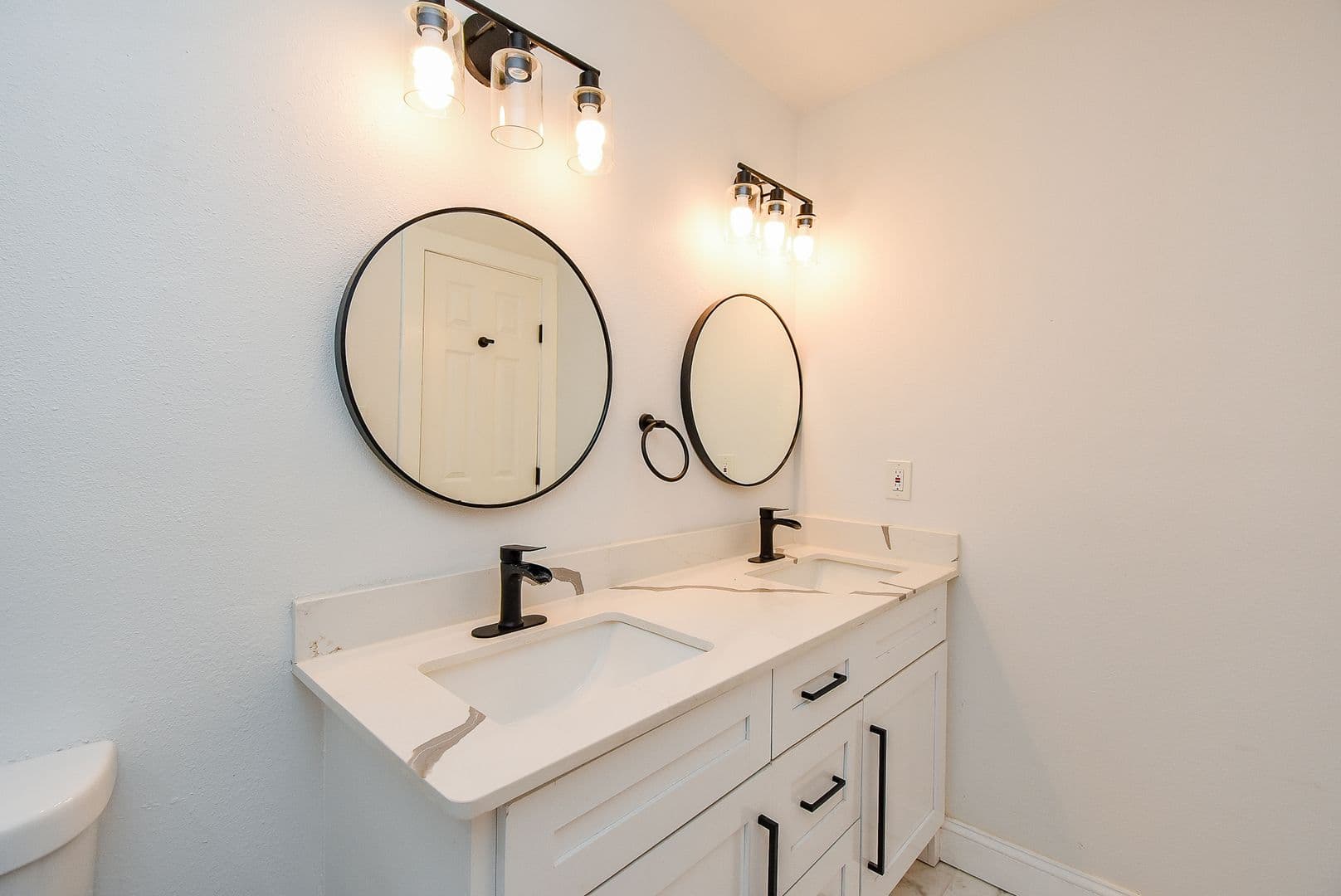 Houston House: 5019 Stillbrooke Dr