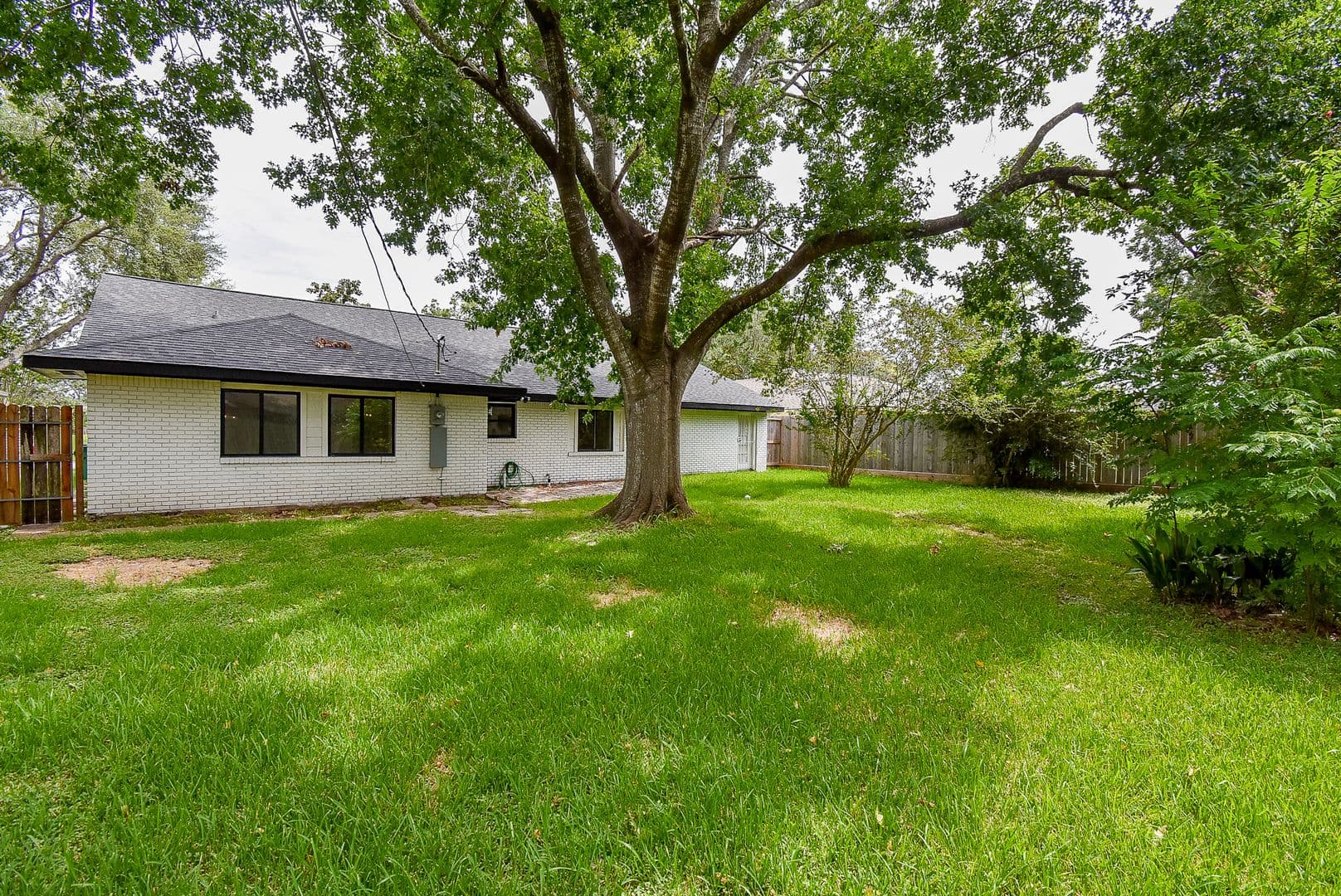 Houston House: 5019 Stillbrooke Dr