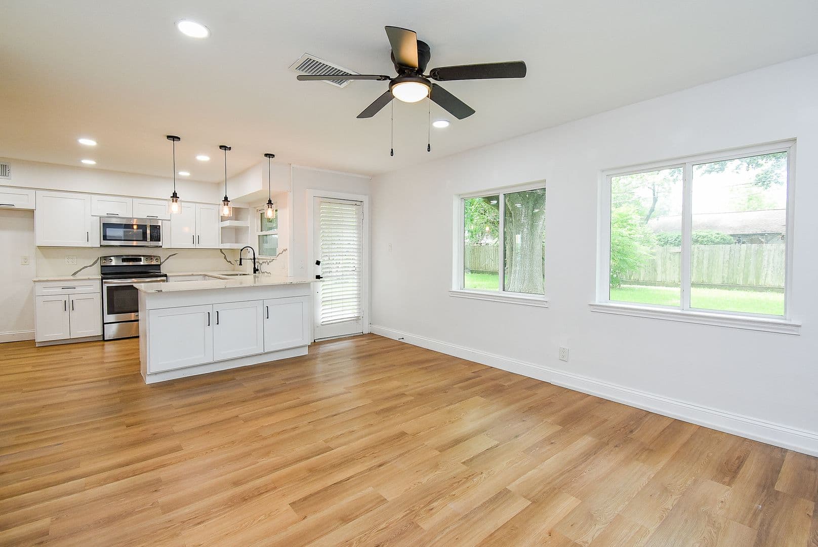 Houston House: 5019 Stillbrooke Dr
