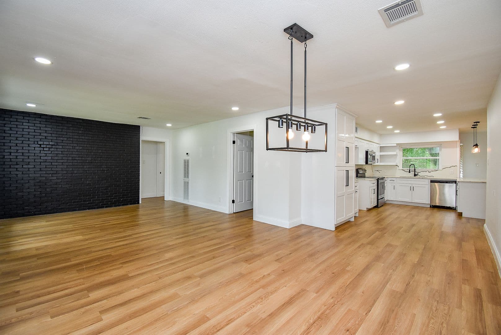 Houston House: 5019 Stillbrooke Dr