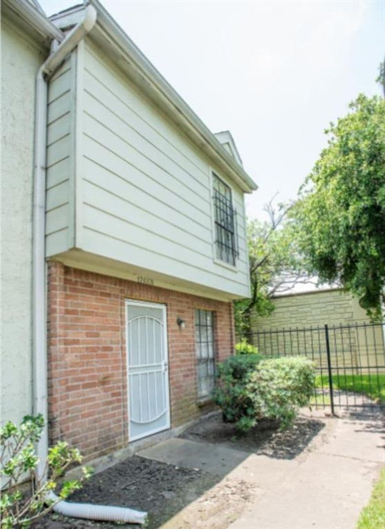 Houston House: 12668 Windsor Village Dr