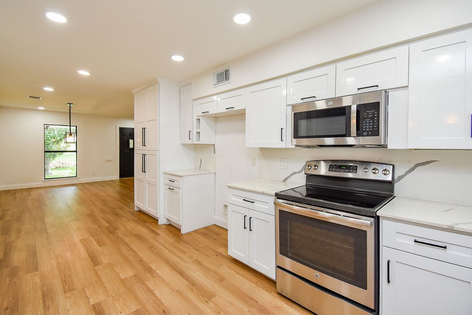 Houston House: 5019 Stillbrooke Dr