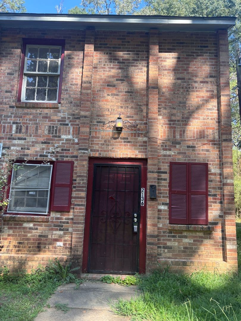 Jackson House: 2136 East Drive