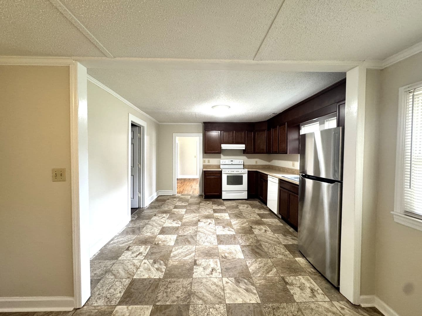 Jacksonville House: 1103 Onslow Pines Rd