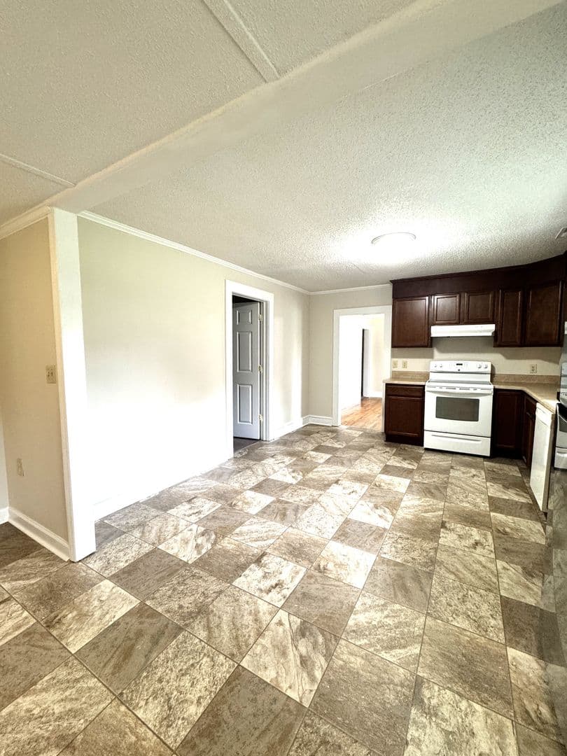 Jacksonville House: 1103 Onslow Pines Rd