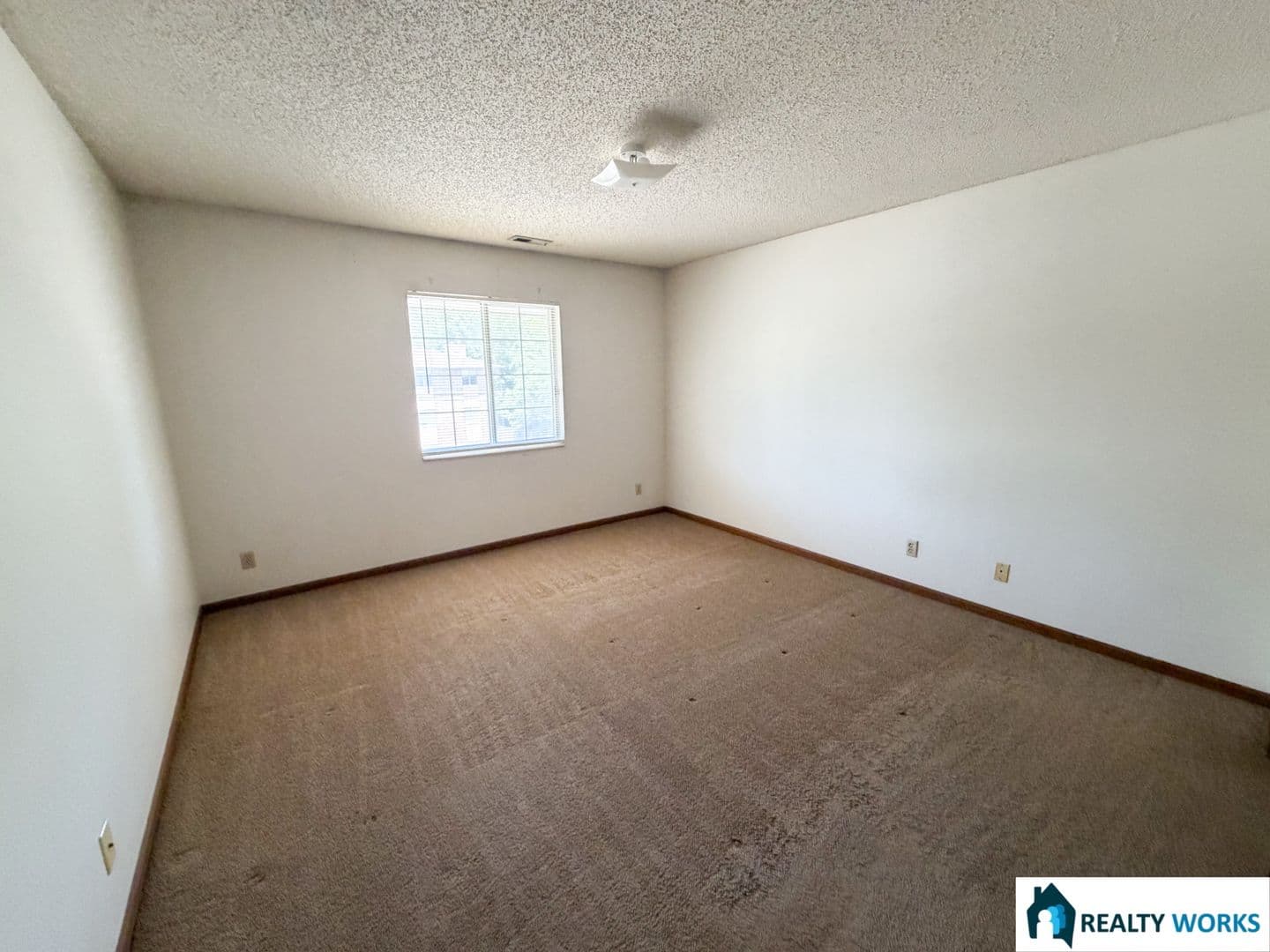 Lincoln Apartment: 1010 D St