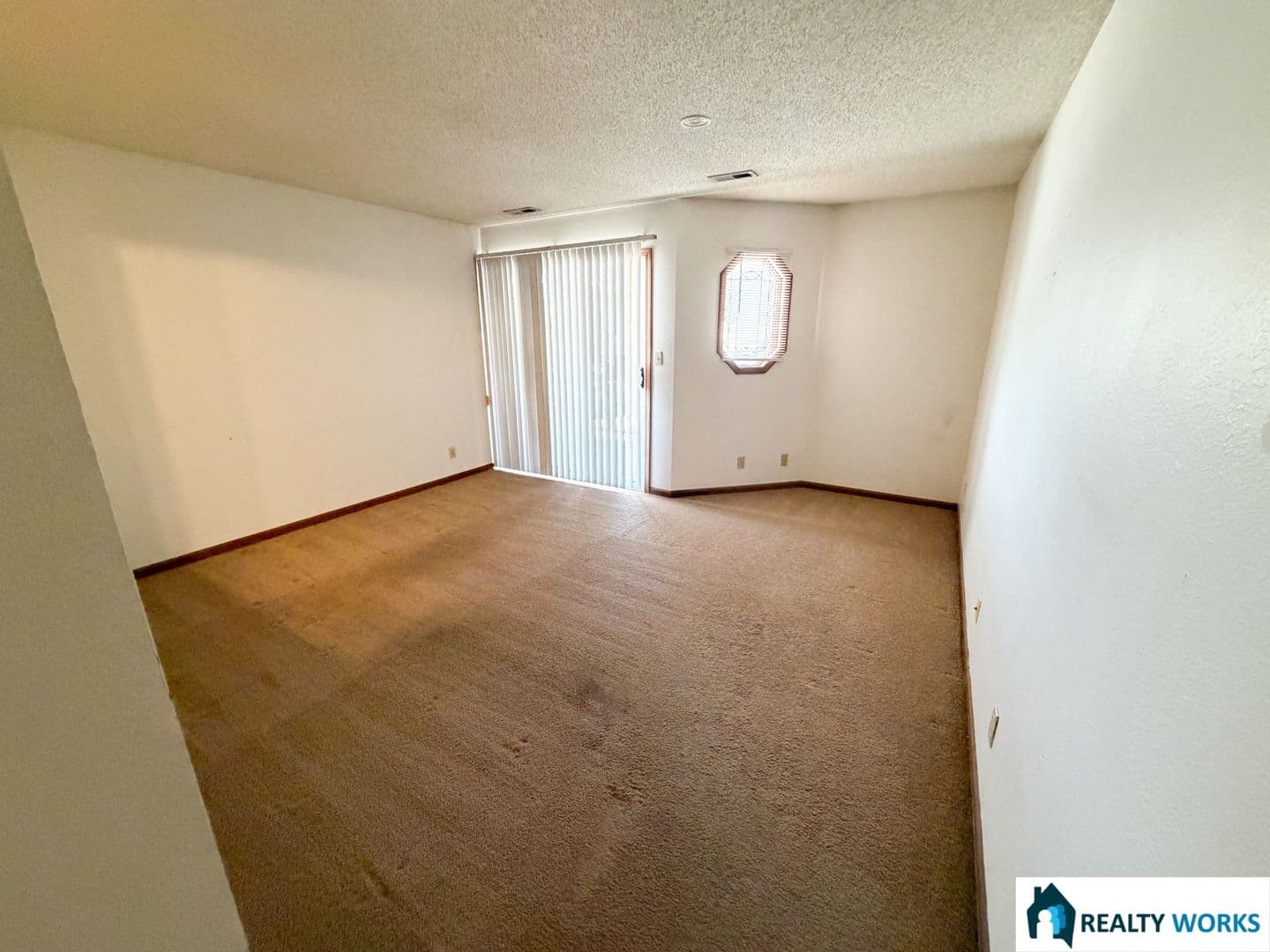 Lincoln Apartment: 1010 D St