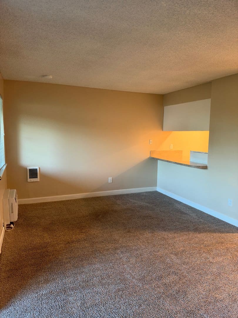 Woodburn Apartment: 770 Evergreen Road