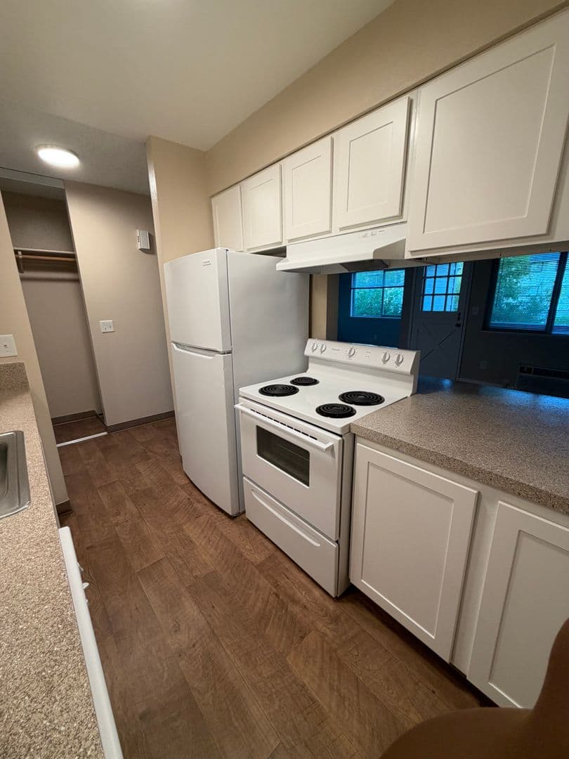 Woodburn Apartment: 770 Evergreen Road