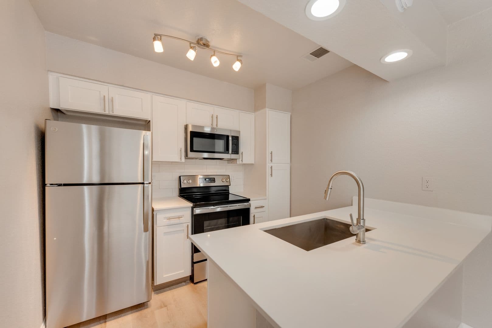 Grand Prairie Apartment: 201 W Tarrant Rd