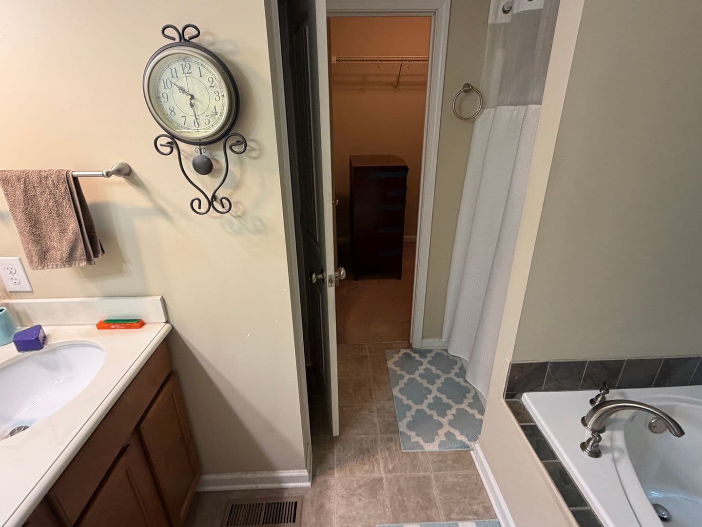 Lenoir City House: 490 Garnet Hill Lane