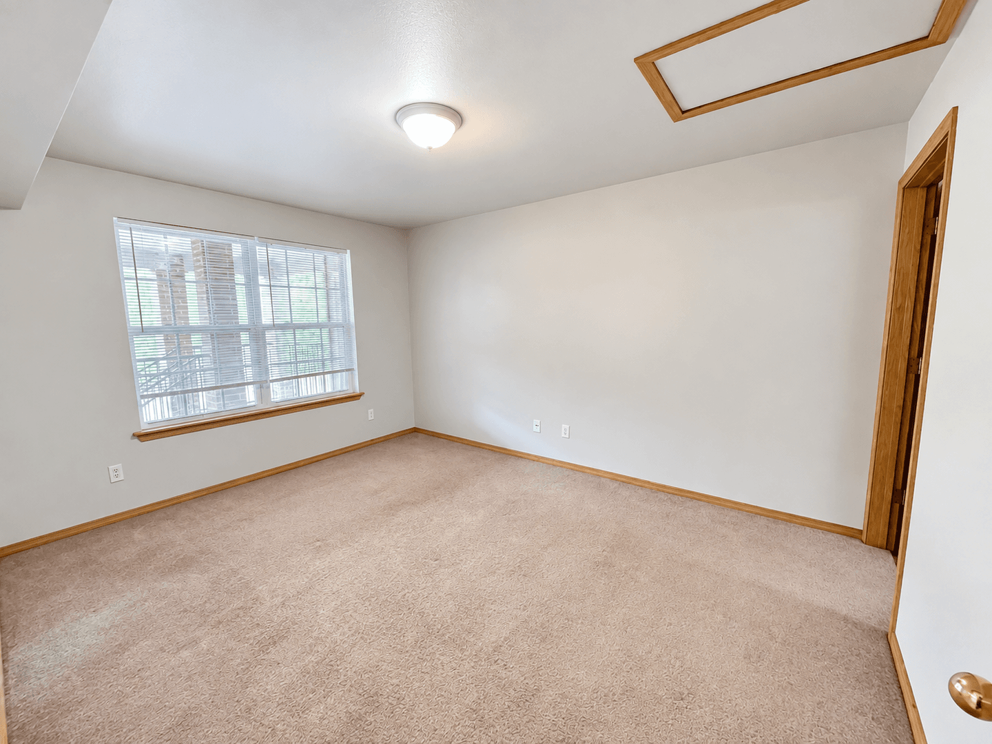 Springdale Apartment: 2353 N Lowell Rd