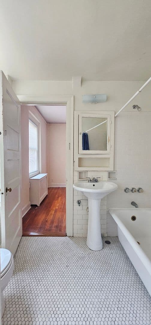 Baltimore Apartment: 3925 Beech Ave