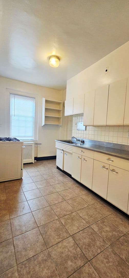 Baltimore Apartment: 3925 Beech Ave