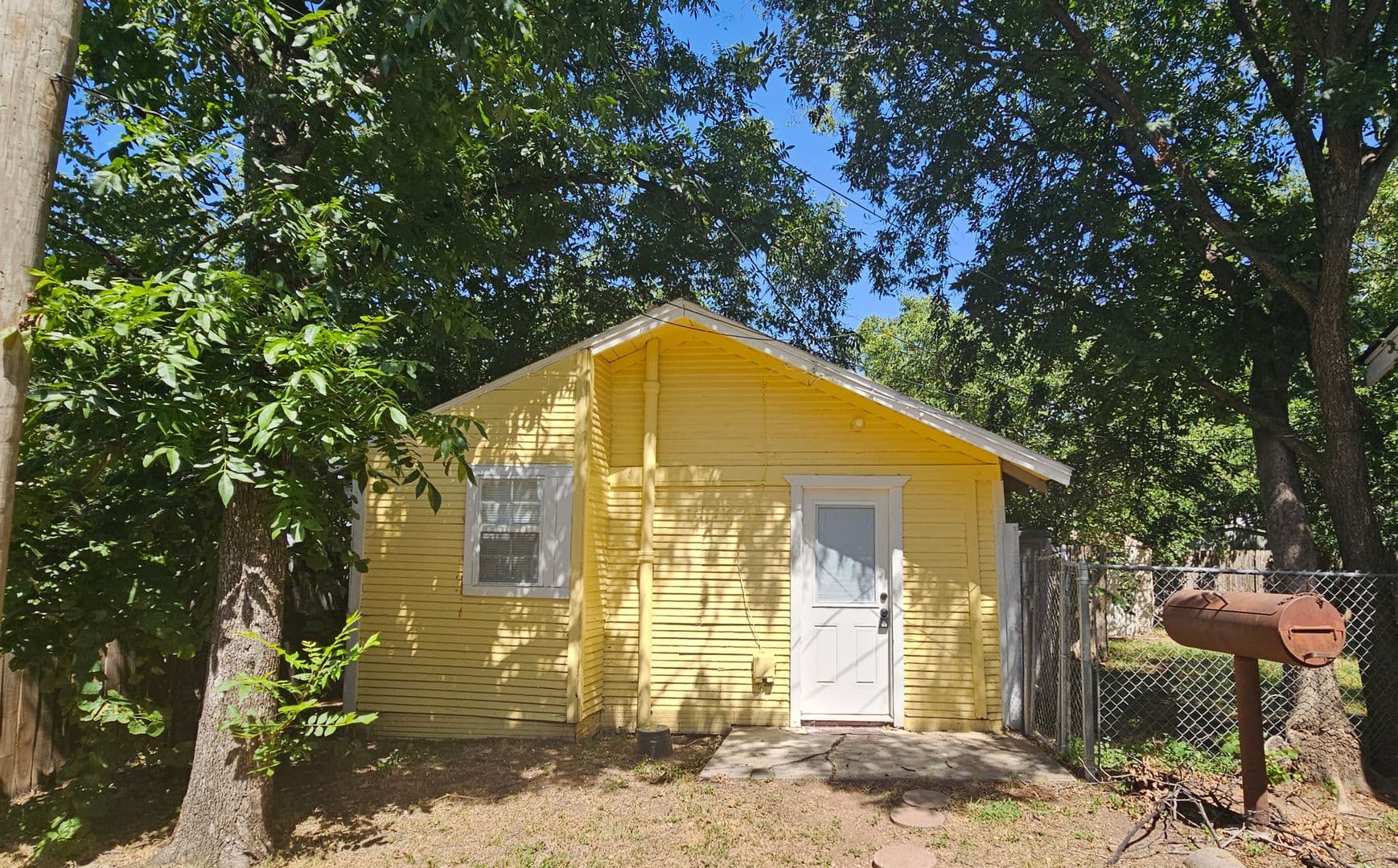 Abilene House: 857 Vine St