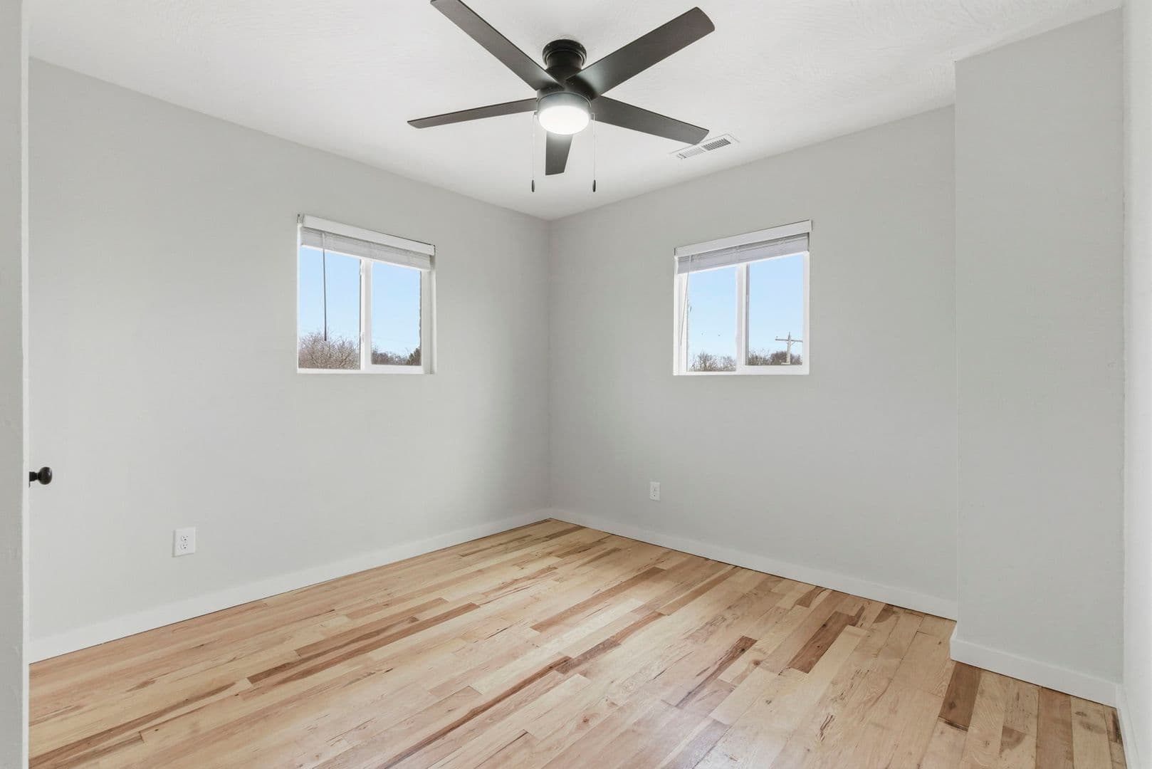 Springfield Apartment: 2831 E University