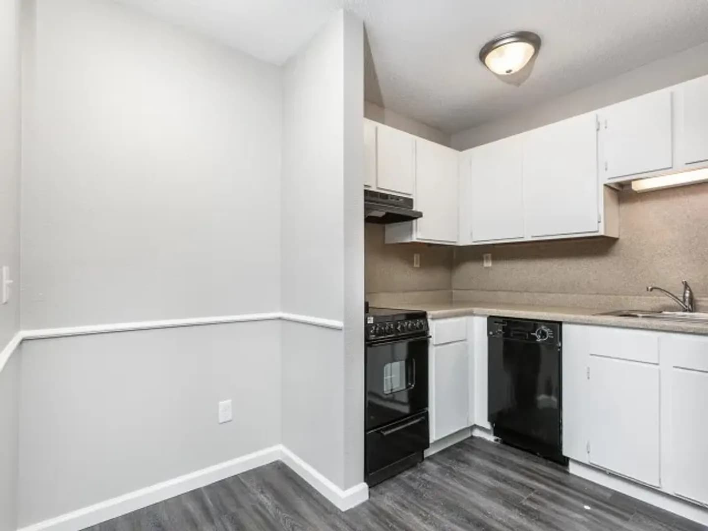 Springfield Apartment: 1015 E Walnut St