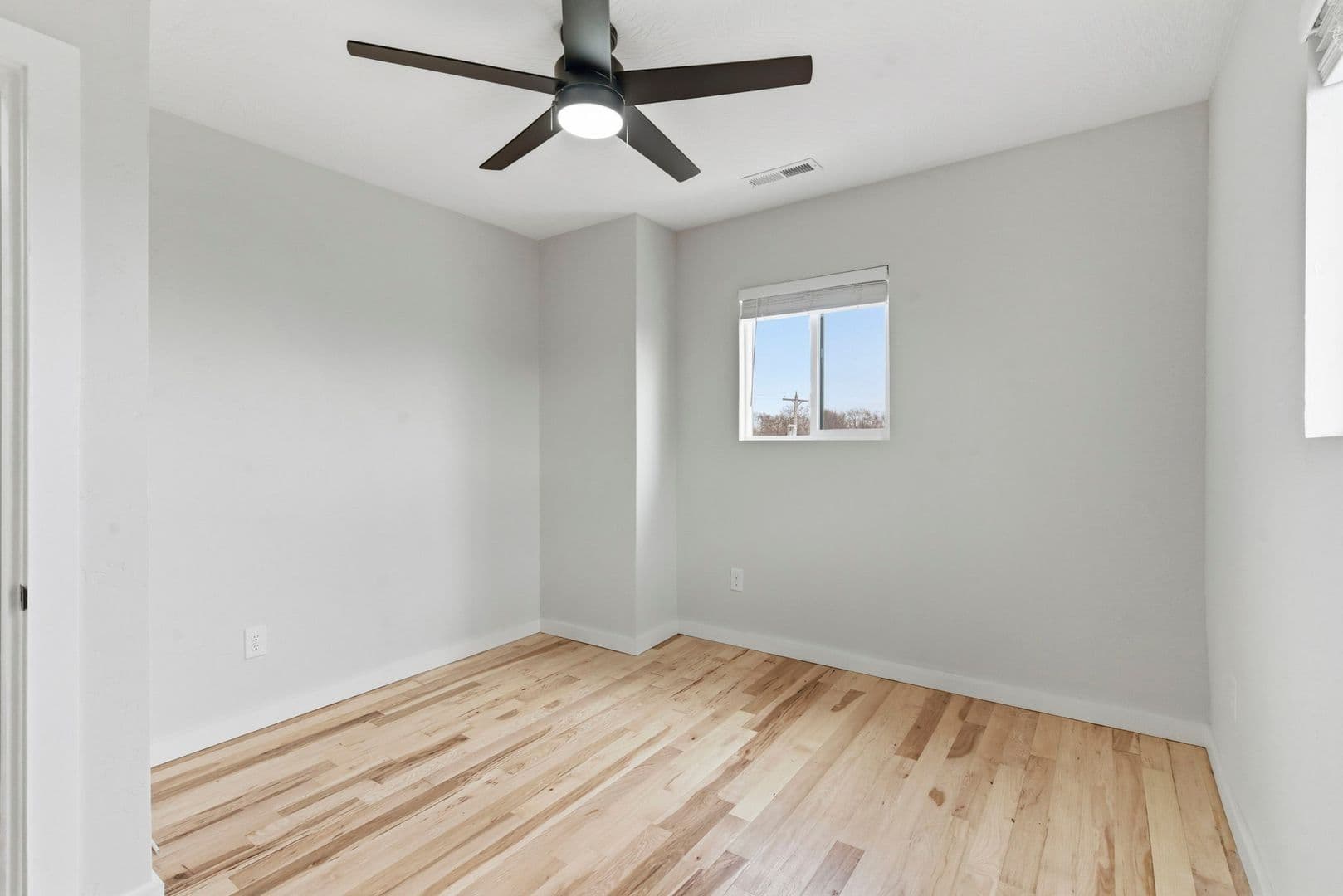 Springfield Apartment: 2831 E University