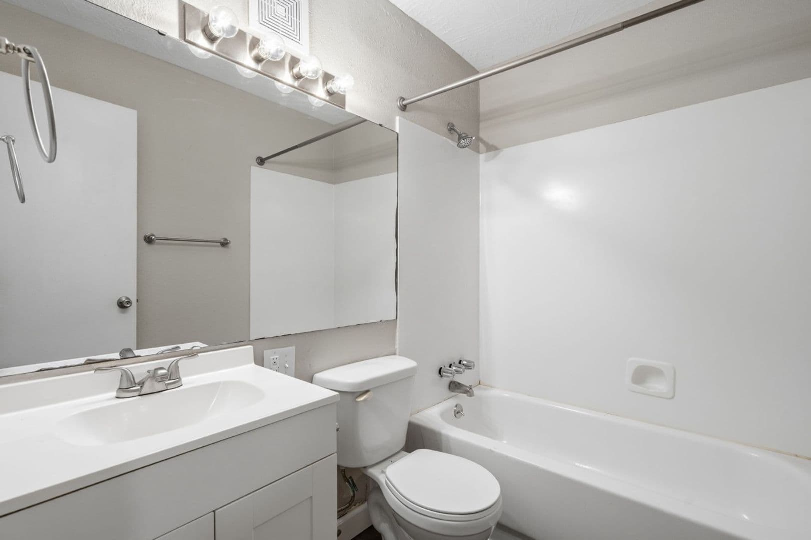 Springfield Apartment: 1010 E Elm St